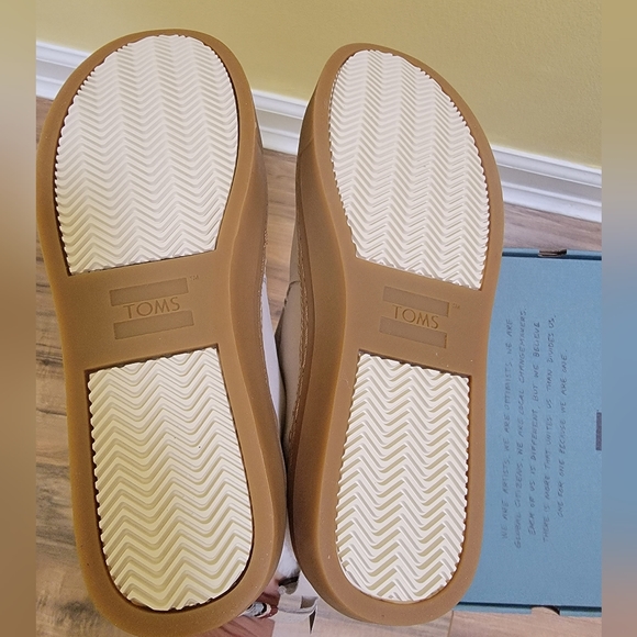 TOMS Women's Paxton Mid Top Boots Cream Suede with Faux Fur Size 8 - Picture 5 of 12